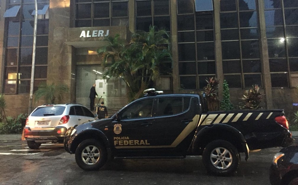 Equipe da PF chega ao prÃ©dio anexo da Alerj â?? Foto: Fernanda Rouvenat/G1