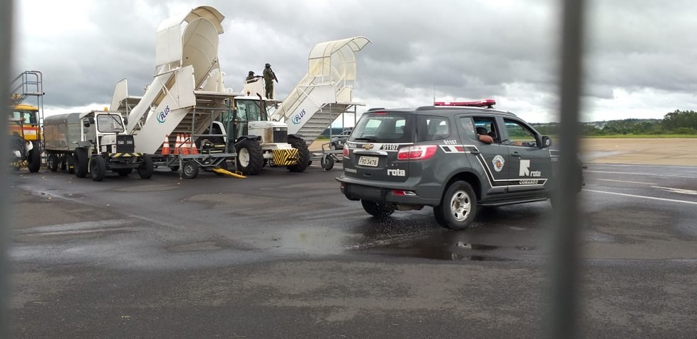 Viatura da Rota na pista do aeroporto de Presidente Prudente  â?? Foto: Heloise Hamada/TV Fronteira