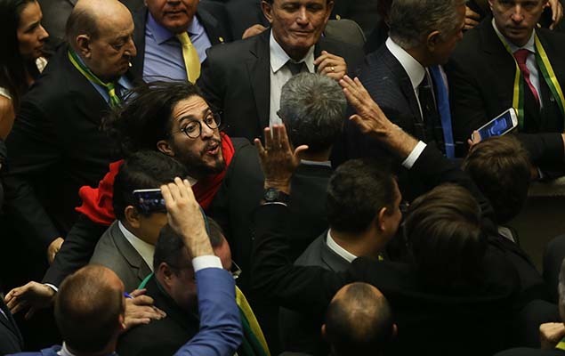 Jean Wyllys (PSOL-RJ) discute com o deputado Jair Bolsonaro (PP-RJ) durante sessão da Câmara que vota pelo impeachment da presidente Dilma