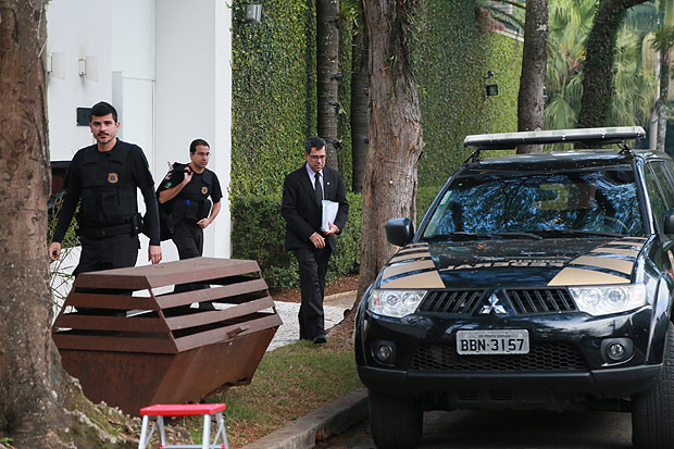 Movimentação de agentes federais em frente à casa de Joesley Batista, do grupo JBS, em São Paulo