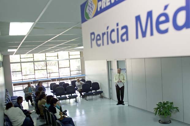 Sao Paulo - 11 agosto 2005 - Local: Posto do INSS no Ipiranga - Inicia hoje mudancas nos laudos de pericias medicas para usuarios da Previdencia Social. Uma das mudancas e o prazo de no maximo 2 anos recebendo o beneficio. ( Foto: Keiny Andrade/Folha Imagem - registro: snapfoto15 SP07765-2005 )