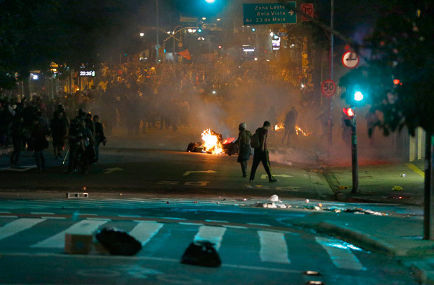 Confronto durante protesto contra o impeachment na quarta-feira (31)