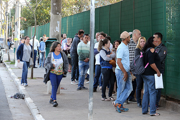 SAO PAULO, SP, BRASIL, 15-9-2016 - FILA NO INSS - 06:58:26 - O segurado espera ate 1H30 por atendimento no INSS - O avanco nas discussoes de uma reforma na Previdencia, o desemprego, o anuncio de uma extenso pente-fino nos beneficios por incapacidade levaram lotacao das agendas de atendimento no INSS. Com isso, muitos segurados estao arriscando e indo diretamento s APS, enfrentando espera de ate 1h30. Vamos entao a agencias para levantar a fila, o tempo de espera e o que levou os segurados ate la na entrada da agencia do INSS. Fila na agencia Glicerio, na regiao central. (Foto: Rivaldo Gomes/Folhapress, GRANA) ***EXCLUSIVO AGORA *** EMBARGADA PARA VEICULOS ONLINE *** UOL E FOLHA.COM CONSULTAR FOTOGRAFIA DO AGORA *** FOLHAPRESS CONSULTAR FOTOGRAFIA AGORA *** FONES 3224 2169 * 3224 3342 ***