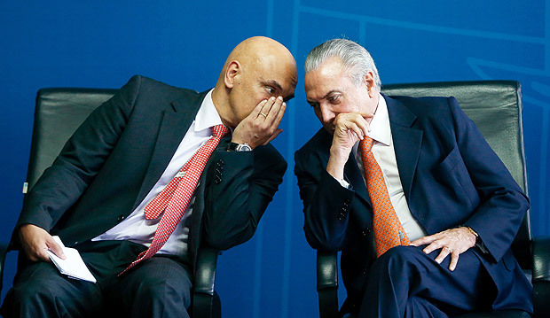 BRASILIA, DF, BRASIL, 20-07-2016, 16h00: O presidente interino Michel Temer e o ministro da Justiça, Alexandre de Moraes, durante solenidade de posse de Carlos Eduardo Barbosa Paes, para o cargo de defensor público-geral federal. A solenidade acontece no Ministério da Justiça. (Foto: Pedro Ladeira/Folhapress, PODER)