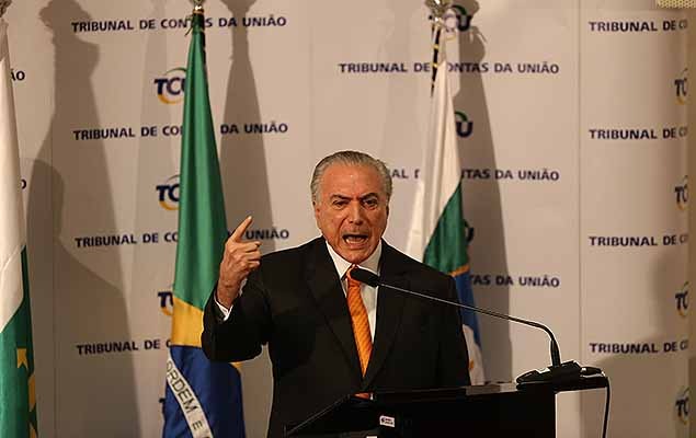 O presidente Michel Temer e o presidente do Senado, Renan Calheiros, em cerimônia de entrega do prêmio Mérito Brasil de Governança e gestão Pública, na sede do TCU em Brasília nesta terça-feira (29).