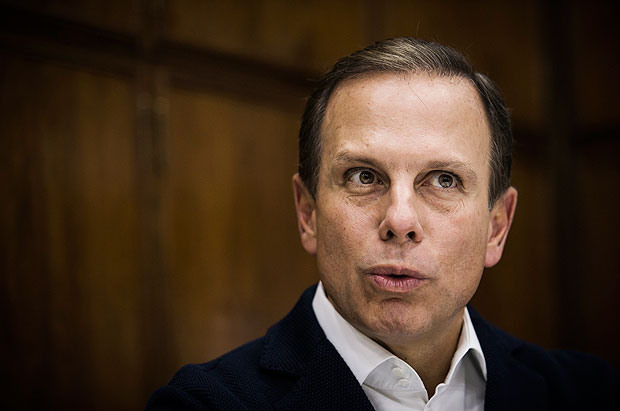 Auditório de seminário em Lisboa lotou com palestra do prefeito João Doria, solicitado para fazer selfies 