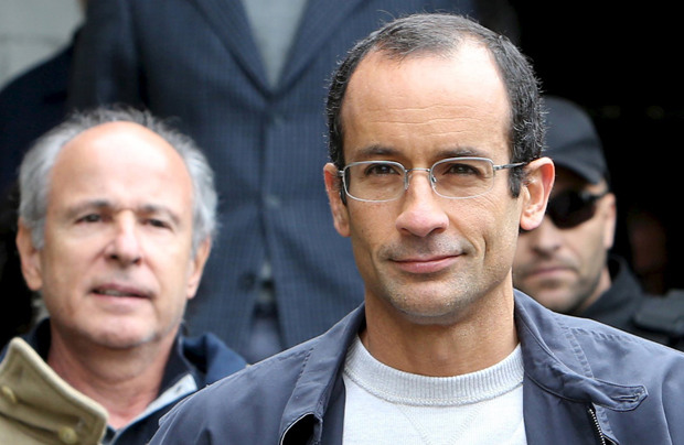 Marcelo Odebrecht (R), the head of Latin America's largest engineering and construction company Odebrecht SA, and Otavio Marques Azevedo (L), CEO of Brazil's second largest builder Andrade Gutierrez, are escorted by federal police officers as they leave the Institute of Forensic Science in Curitiba, Brazil, June 20, 2015. Brazilian police on Friday arrested Odebrecht and accused his family-run conglomerate of spearheading a $2.1 billion bribery scheme at state-run oil firm Petrobras. Police also apprehended Azevedo as the probe into corruption at Petrobras spread to the highest level of Brazilian business. REUTERS/Rodolfo Burher ORG XMIT: BRA107