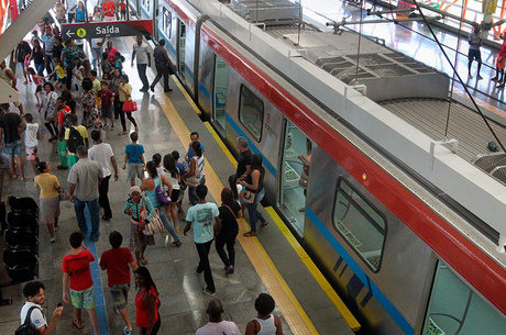 Resultado de imagem para fotos de passageiros saindo do metro de salvador