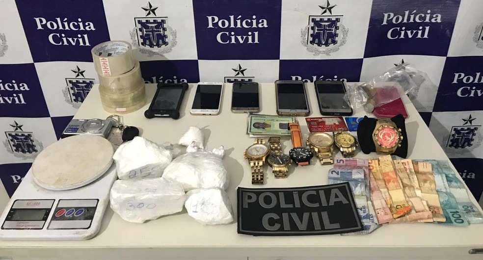 Drogas, dinheiro, balanÃ§a e celulares foram apreendidos  â?? Foto: DivulgaÃ§Ã£o/PolÃ­cia Civil 