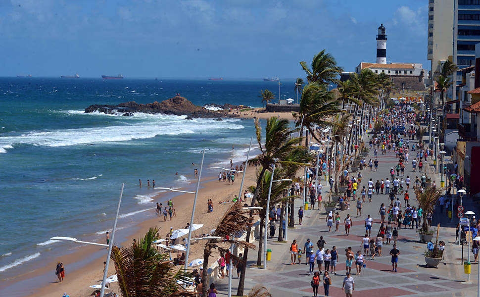 Resultado de imagem para fotos noturnas das obrass do farol da barra em salvador