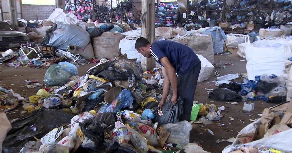 Resultado de imagem para Catador de recicláveis devolve US$ 1,4 mil encontrados no lixo no DF