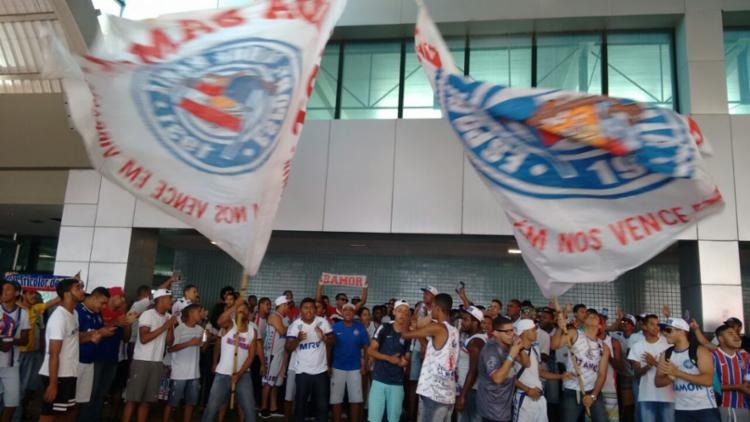 Torcedores do Tricolor fazem festa no Aeroporto Internacional de Salvador - Foto: Luciano da Matta | Ag. A TARDE