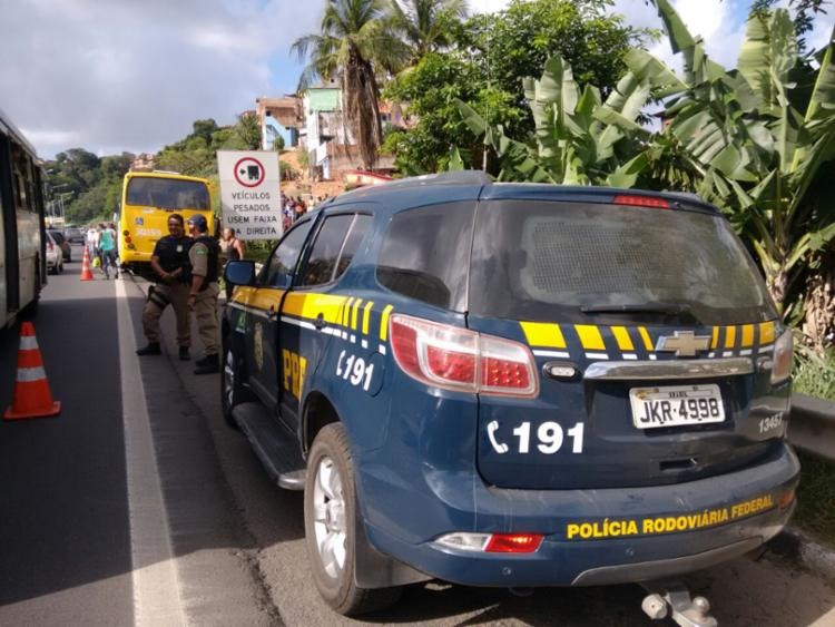 Policiais rodoviários federais estiveram no local para acompanhar o crime - Foto: Edilson Lima | Ag. A TARDE