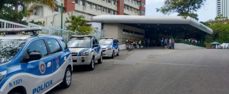 Policiais militares acompanham o tenente no HGE - Foto: Edilson Lima | Ag. A TARDE