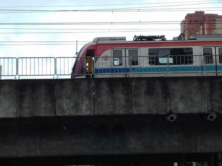 UsuÃ¡rios ficaram presos em trem desligado - Foto: JoÃ¡ Souza | Ag. A TARDE