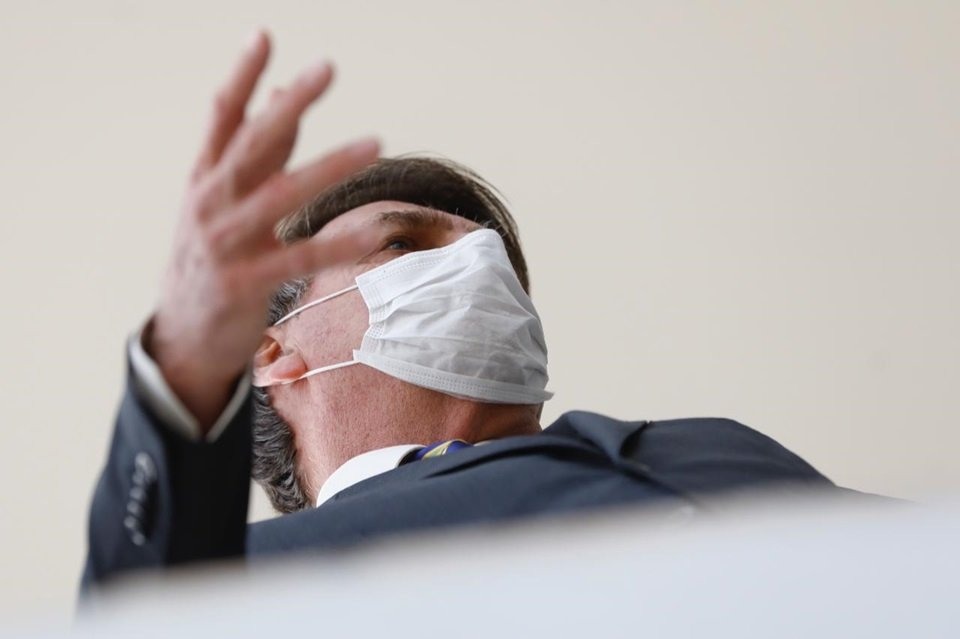 Jair Bolsonaro, de máscara, na rampa externa do Palácio do Planalto, fala sobre vídeo de reunião ministerial