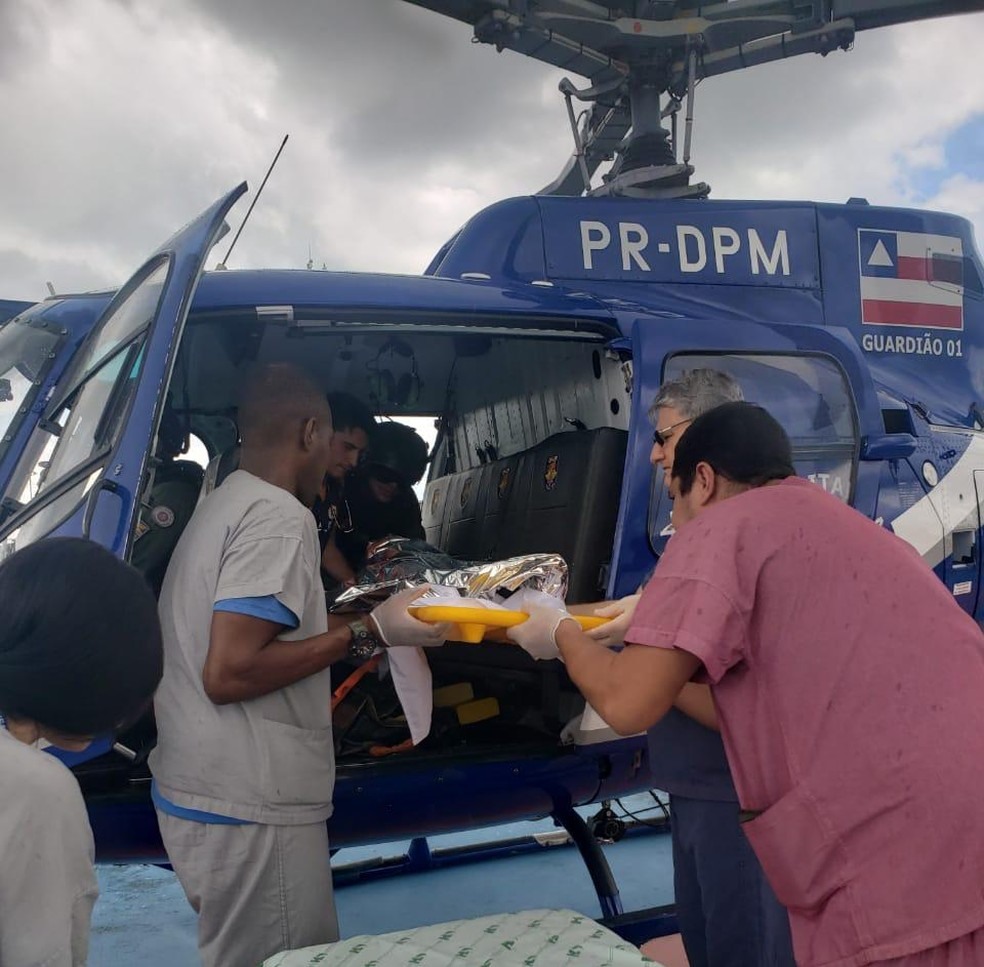 Crianças e homens feridos foram socorridos de helicóptero — Foto: Divulgação/SSP-BA