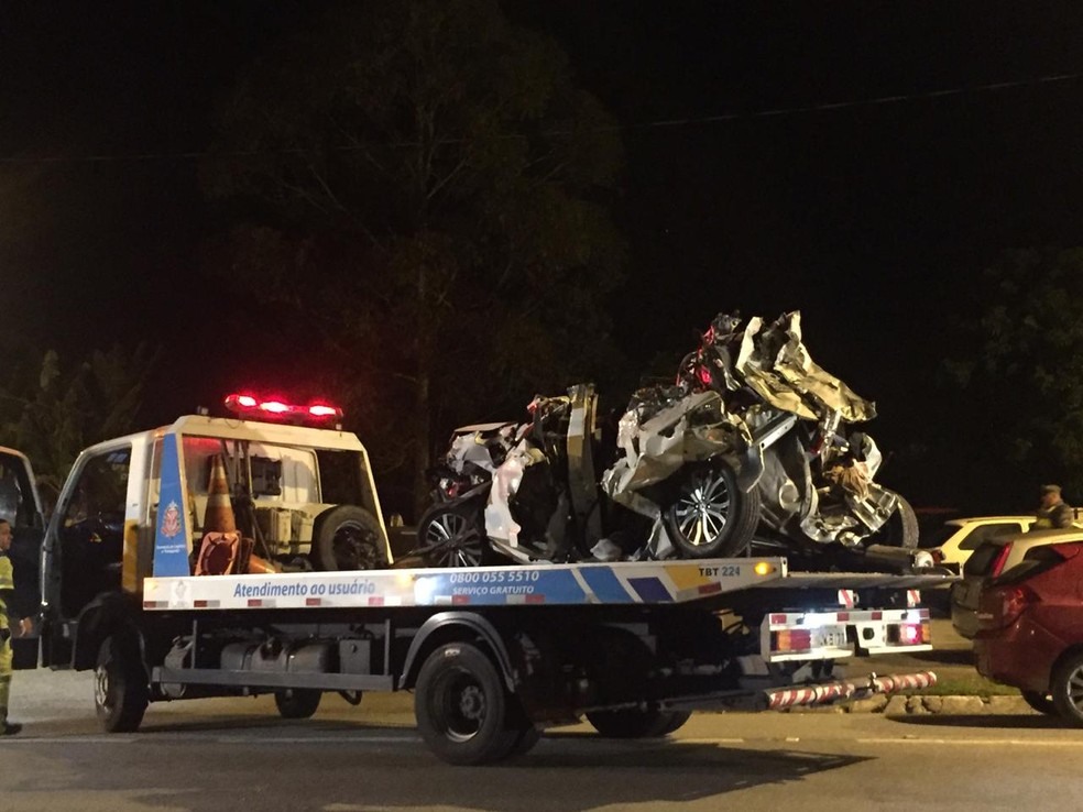 Um dos carros envolvidos no acidente na Floriano Rodrigues Pinheiro Ã© levado para base da PRE â?? Foto: Laurene Santos/TV Vanguarda