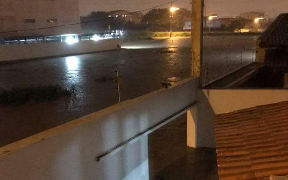 Chuva invade casas e deixa ruas alagadas em Vitória da Conquista (Foto: Arquivo Pessoal)