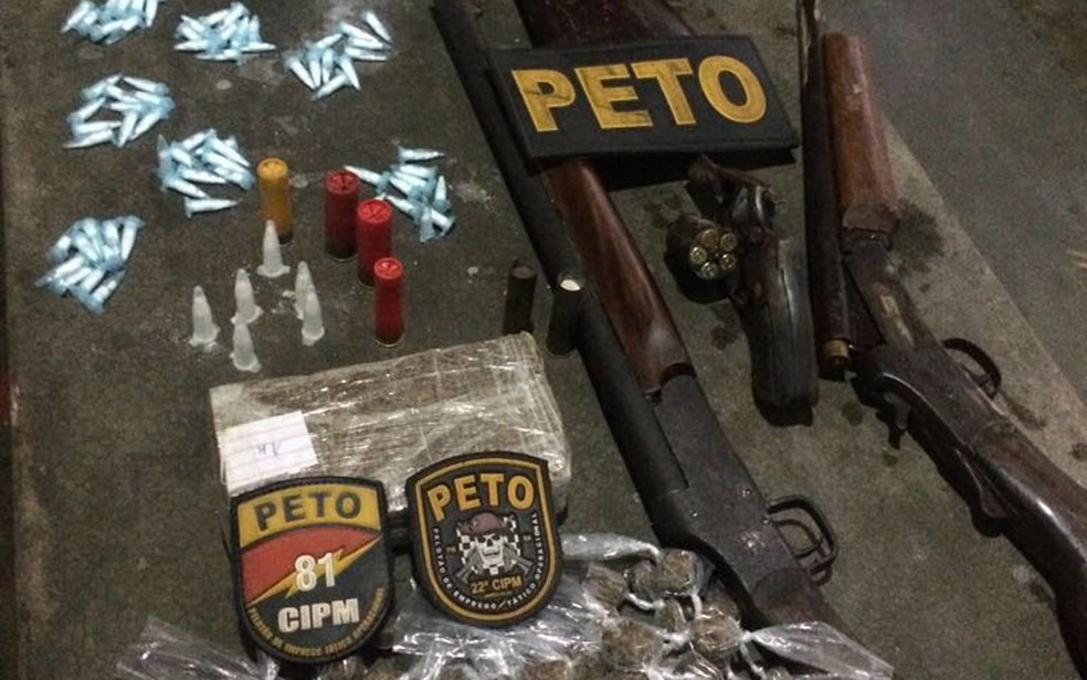 Rifle, espingardas e revolver foram apreendidos com criminososgas (Foto: Divulgação/ SSP)