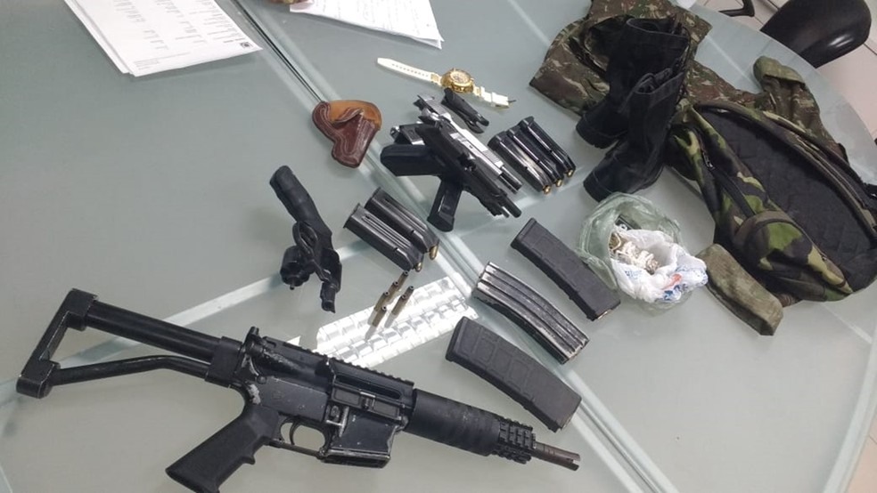 Armas foram apreendidas com grupo que teria ajudado detentos a fugirem de presÃ­dio de seguranÃ§a mÃ¡xima, em JoÃ£o Pessoa (Foto: PolÃ­cia Militar/DivulgaÃ§Ã£o)