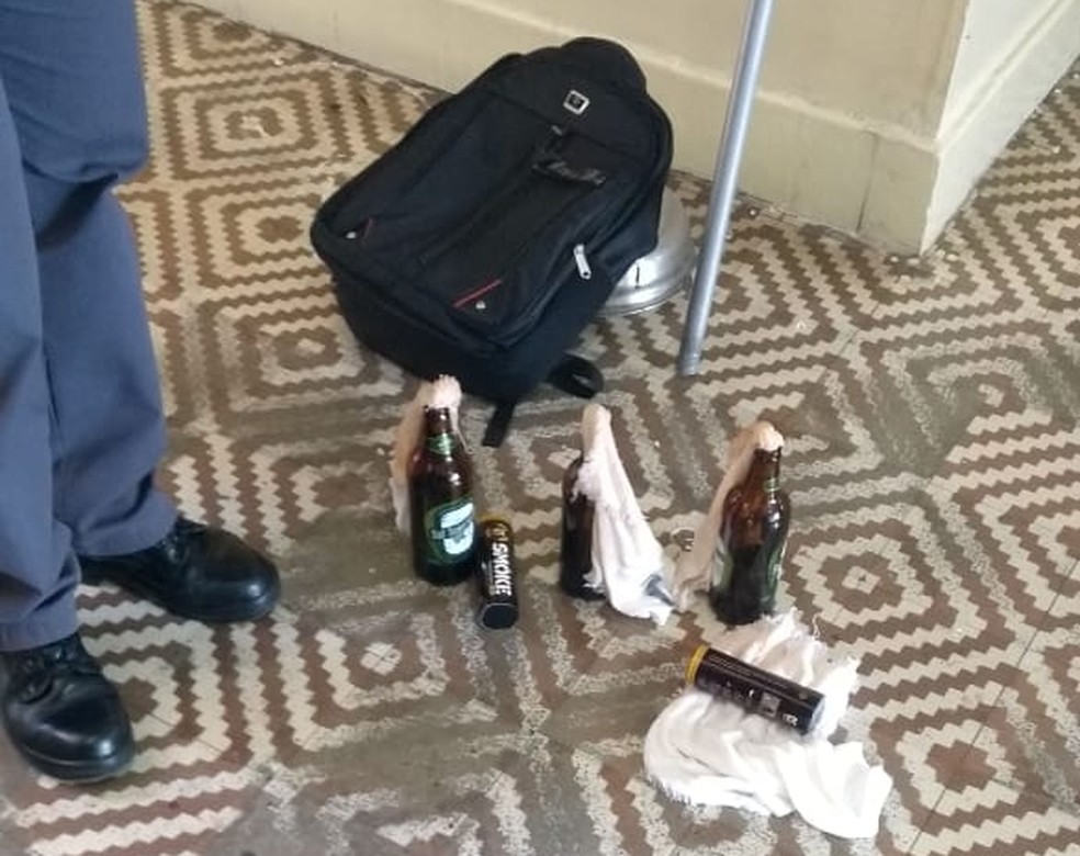 Garrafas que aparentam ser coquetÃ©is molotov deixadas dentro da escola em que o massacre ocorreu â?? Foto: Arquivo pessoal