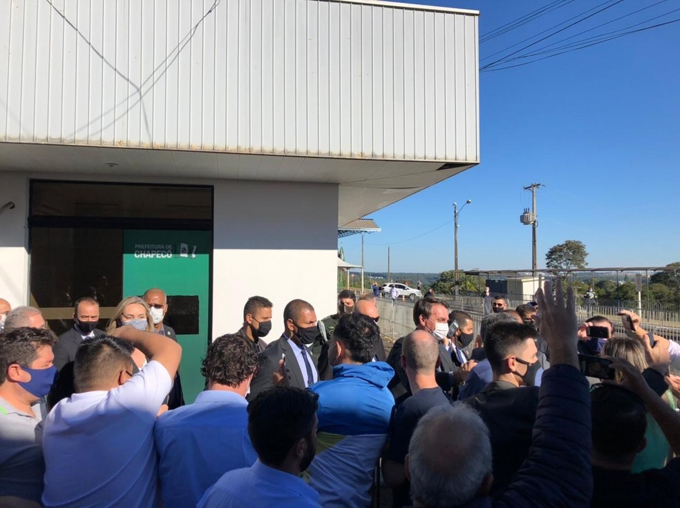 Bolsonaro chegou ao aeroporto de Chapecó por volta das 9h desta quarta-feira (7) — Foto: Fernanda Moro/NSC TV