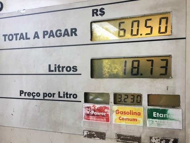 Bomba de gasolina em posto da 109 Norte registra preço do combustível a R$ 3,23 o litro nesta segunda-feira (17) (Foto: Luiza Garonce/G1)