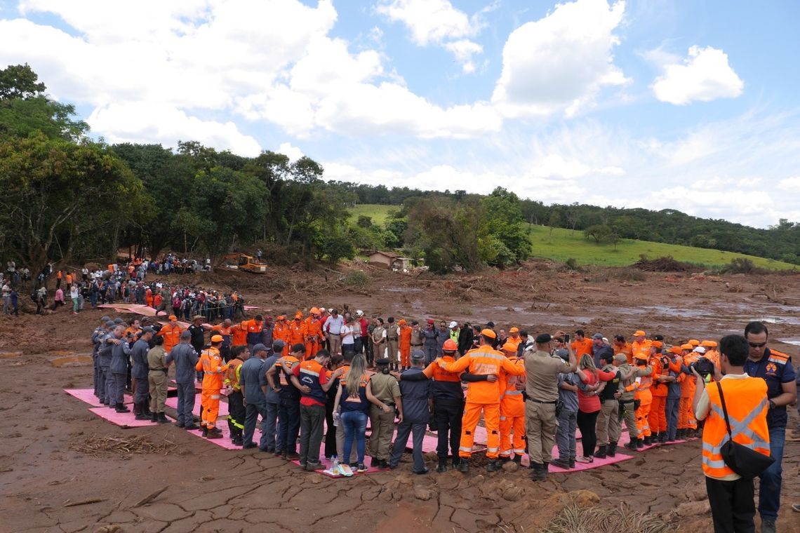 Bombeiros que trabalham nas buscas em Brumadinho, nos arredores de Belo Horizonte, fizeram hoje por volta das 12h40 uma cerimÃ´nia de homenagem Ã s vÃ­timas e famÃ­lias atingidas pelo rompimento da barragem de rejeito da Mina CÃ³rrego do FeijÃ£o