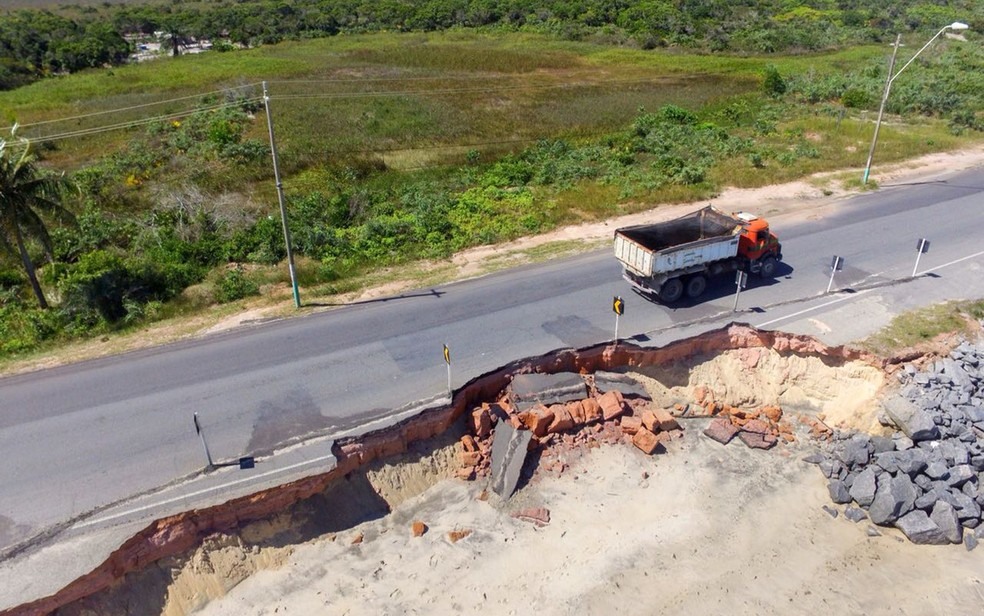 Erosão marinha causou estrago na rodovia em Porto Seguro (Foto: Divulgação/ Prefeitura de Porto Seguro)