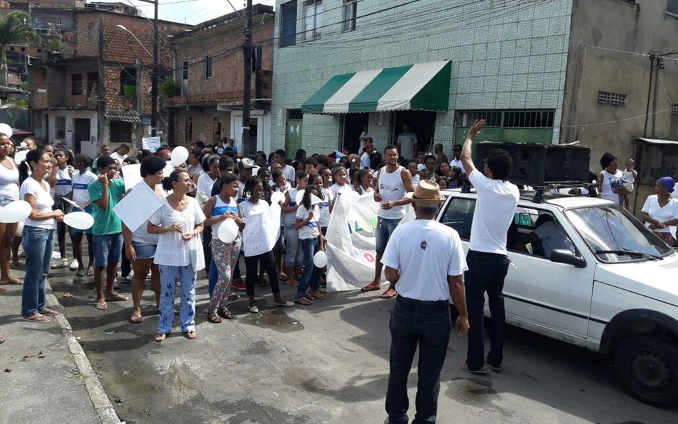 Moradores fizeram um protesto no bairro de Calafate nesta terça-feira (Foto: Arquivo pessoal)