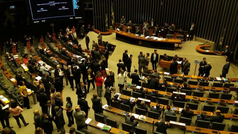 Deputados votam no plenário da Câmara MP que muda juros de contratos do BNDES (Foto: Bernardo Caram, G1)