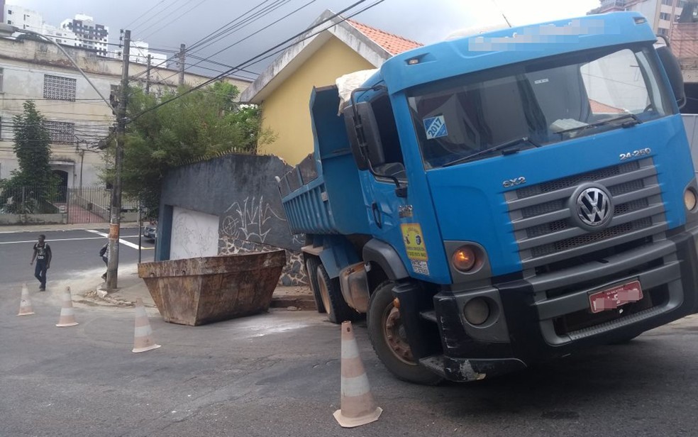 Caminhão carregado de areia se envolveu em acidente, nesta quinta-feira (22) (Foto: Adriana Oliveira)