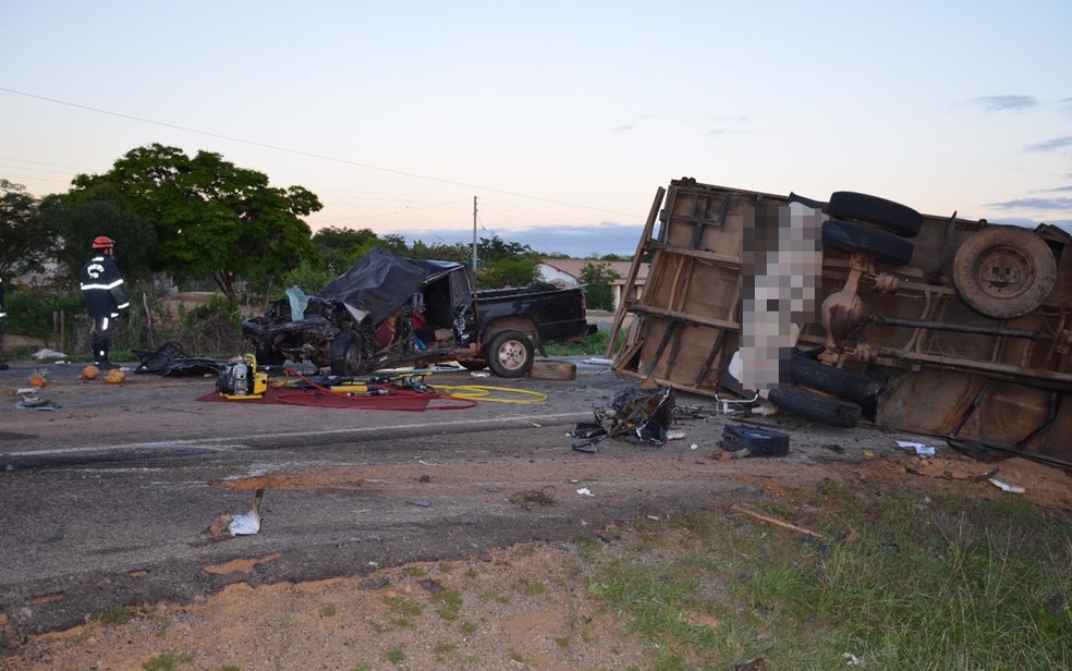 Veículos bateram de frente na madrugada desta segunda-feira (27) (Foto: Frarlei Nascimento/ Blitz Conquista)