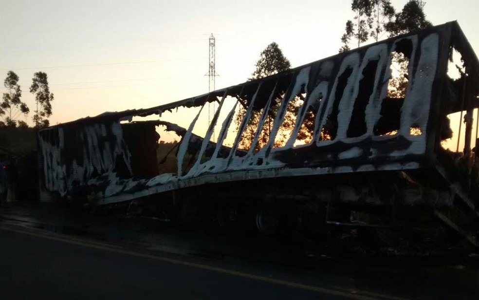 Parte traseira de carreta ficou destruída com incêndio, na quinta-feira (Foto: Divulgação/ PRF)