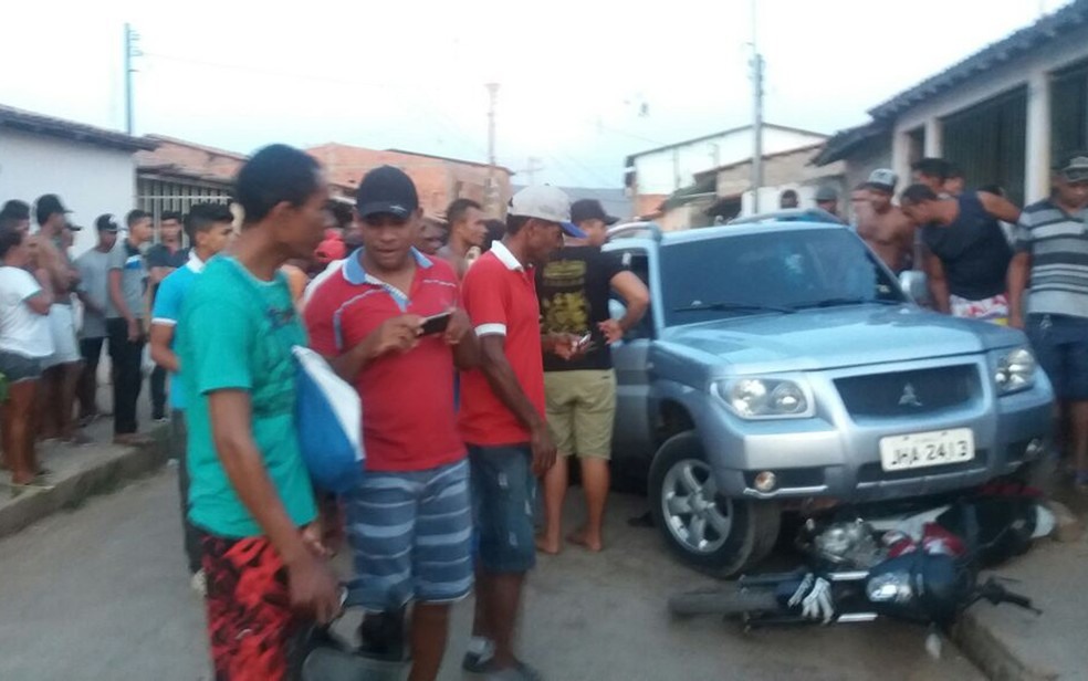 Jovem foi morto com seis tiros em carro, na cidade de Barreiras (Foto: Divulgação/ PM)