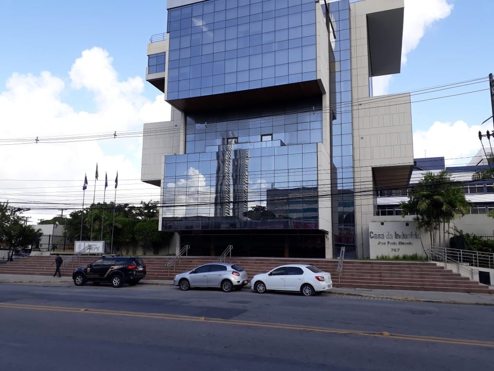 Carros da PolÃ­cia Federal em frente Ã  Casa da IndÃºstria durante cumprimento de mandados da OperaÃ§Ã£o Fantoche, nesta terÃ§a-feira (19) â?? Foto: Renato Ramos/TV Globo