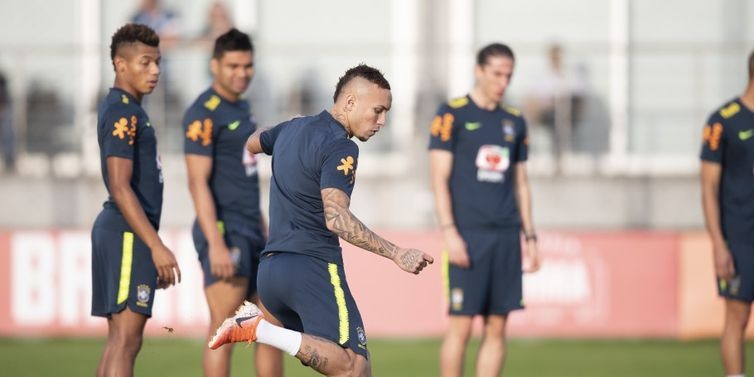 No CT do GrÃªmio, em Porto Alegre, Tite contou com a presenÃ§a de todos os jogadores, entre eles, o atacante Everton 