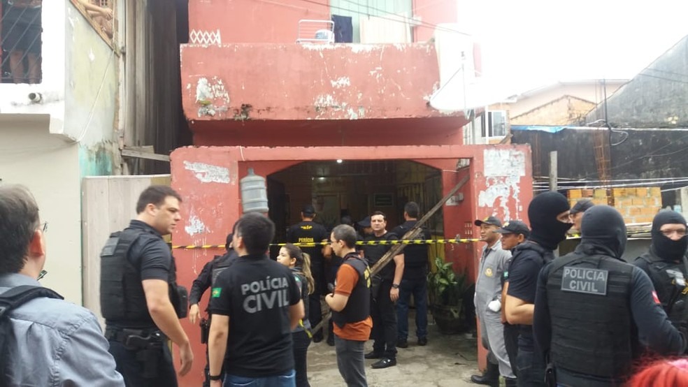 Policiais em frente ao bar onde a chacina ocorreu:  â?? Foto: Jalilia Messias/TV Liberal