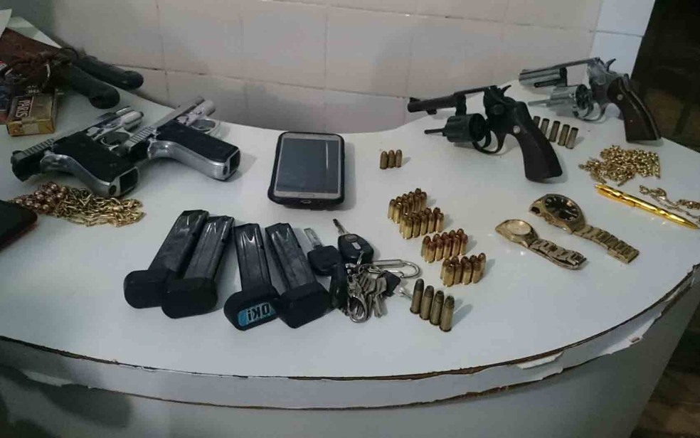 Armas foram apreendidas com grupo de mulheres após tiroteio entre ciganos (Foto: Ivonaldo Paiva/ Blogbraga)