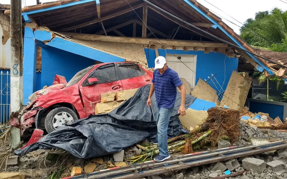 Fachada de casa e telhado ficaram destruídos com batida (Foto: Liberdadenoticias.com)