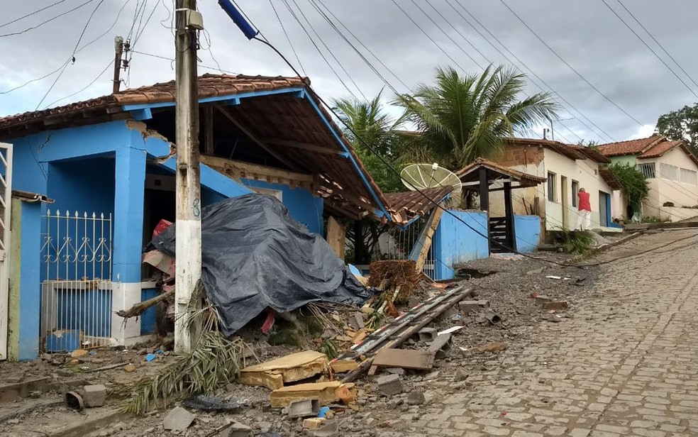 Caminhão desceu ladeira desgovernado, após problema em freios (Foto: Liberdadenoticias.com)