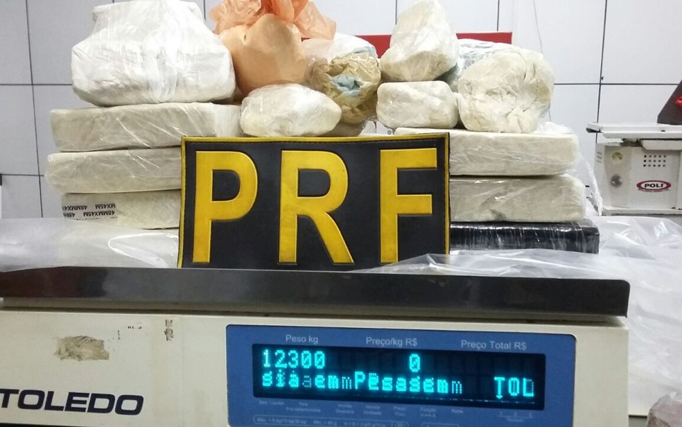 Droga foi apreendida dentro de mala, na BR-101 (Foto: Divulgação/ PRF)