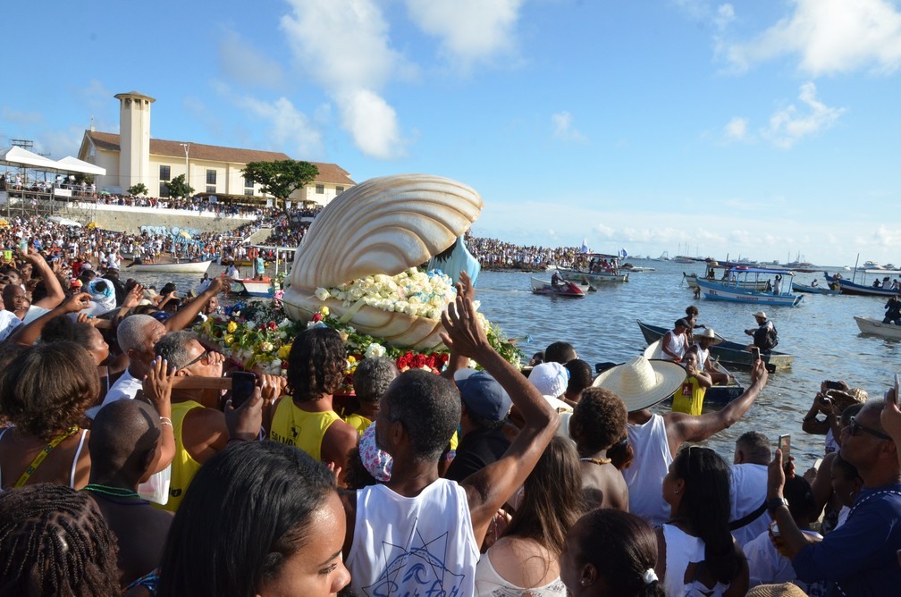 MultidÃ£o com concha, presente dos pescadores para IemanjÃ¡   â?? Foto: Roberto Viana/Ag. Haack