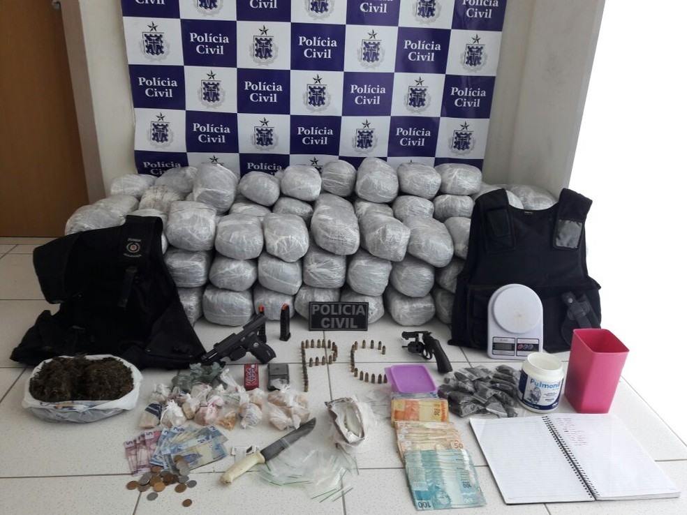 Mulher foi presa com 105 kg de maconha, armas e coletes antibalÃ­sticos (Foto: PolÃ­cia Civil/ DivulgaÃ§Ã£o)