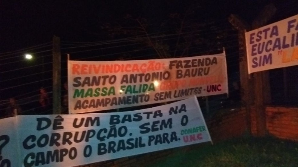 Manifestantes colocaram faixas contra corrupção na entrada da fazenda em Duartina (Foto: Movimento Social Sem Limites / Divulgação )