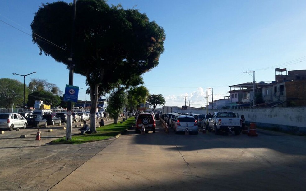 Fila de passageiros no terminal de Bom Despacho, nesta segunda-feira (2) (Foto: Vanderson Nascimento/ TV Bahia)