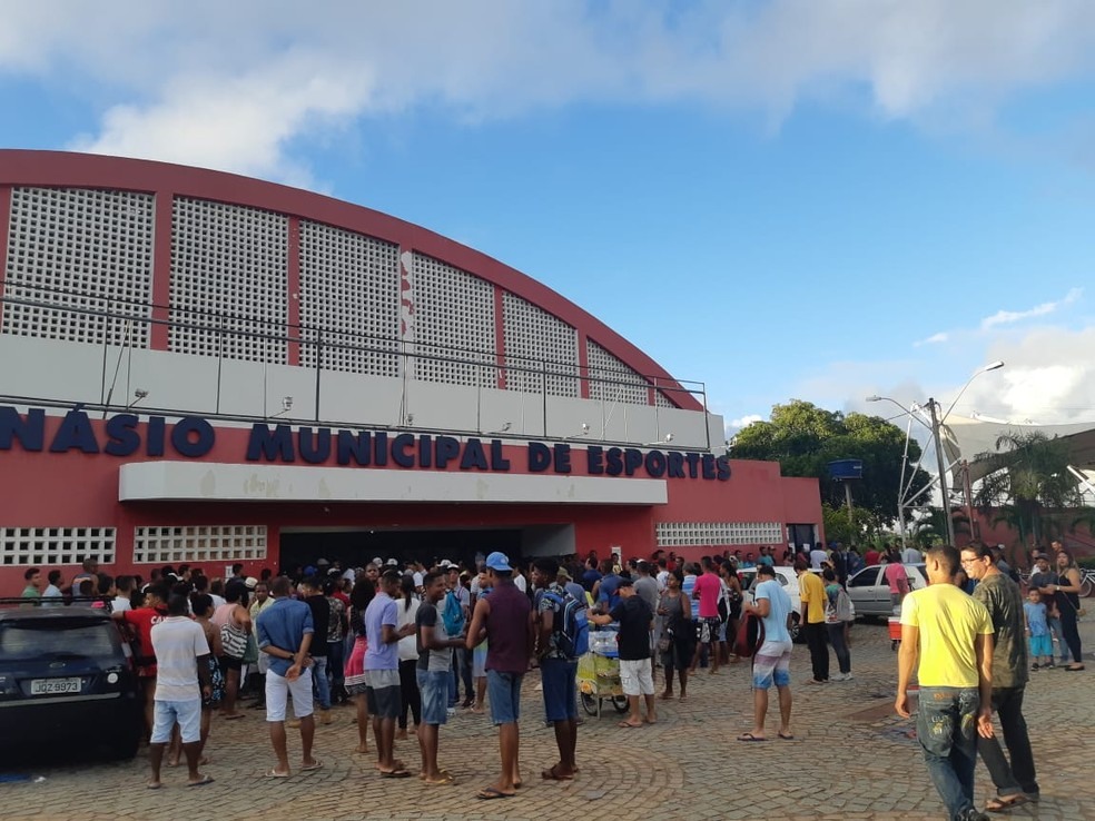 Em Lauro de Freitas, o serviÃ§o Ã© feito no GinÃ¡sio de Esportes do municÃ­pio â?? Foto: Adriana Oliveira/TV Bahia