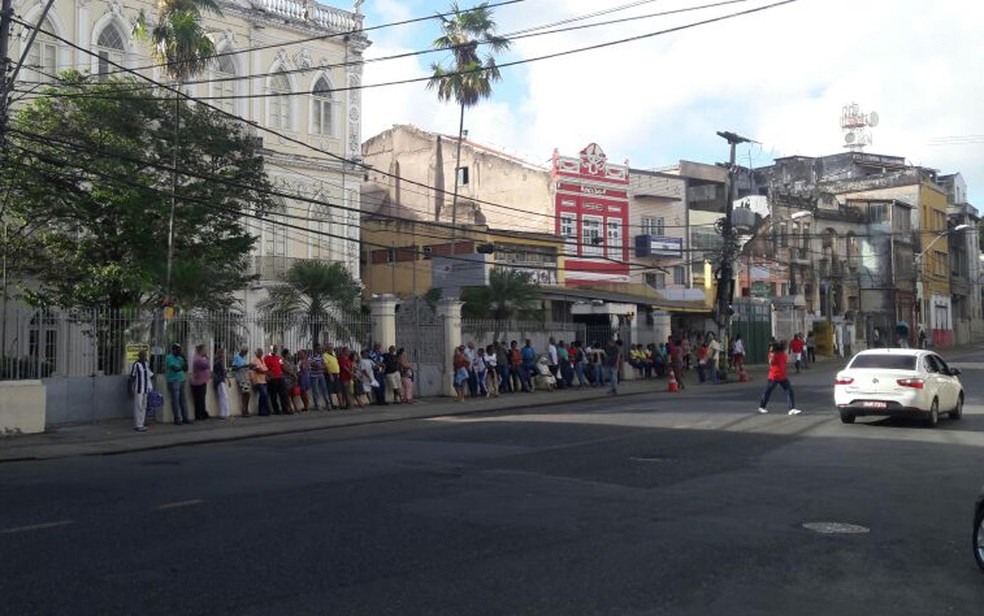 Grande fila de eleitores foi registrada no início da manhã desta quarta (Foto: Vanderson Nascimento/ TV Bahia)