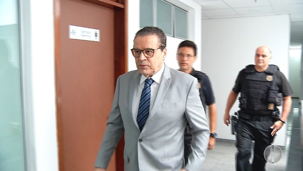 Ex-ministro Henrique Alves (PMDB) chega à 14ª Vara da Justiça Federal para acompanhar depoimento de testemunhas da Operação Manus  (Foto: Reprodução/Inter TV Cabugi)